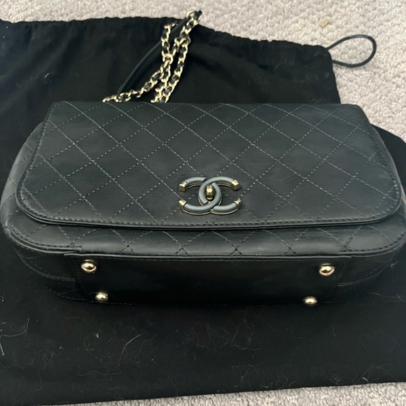Chanel Black Quilted calfskin Leather Shoulder Bag - Picture 1 of 6